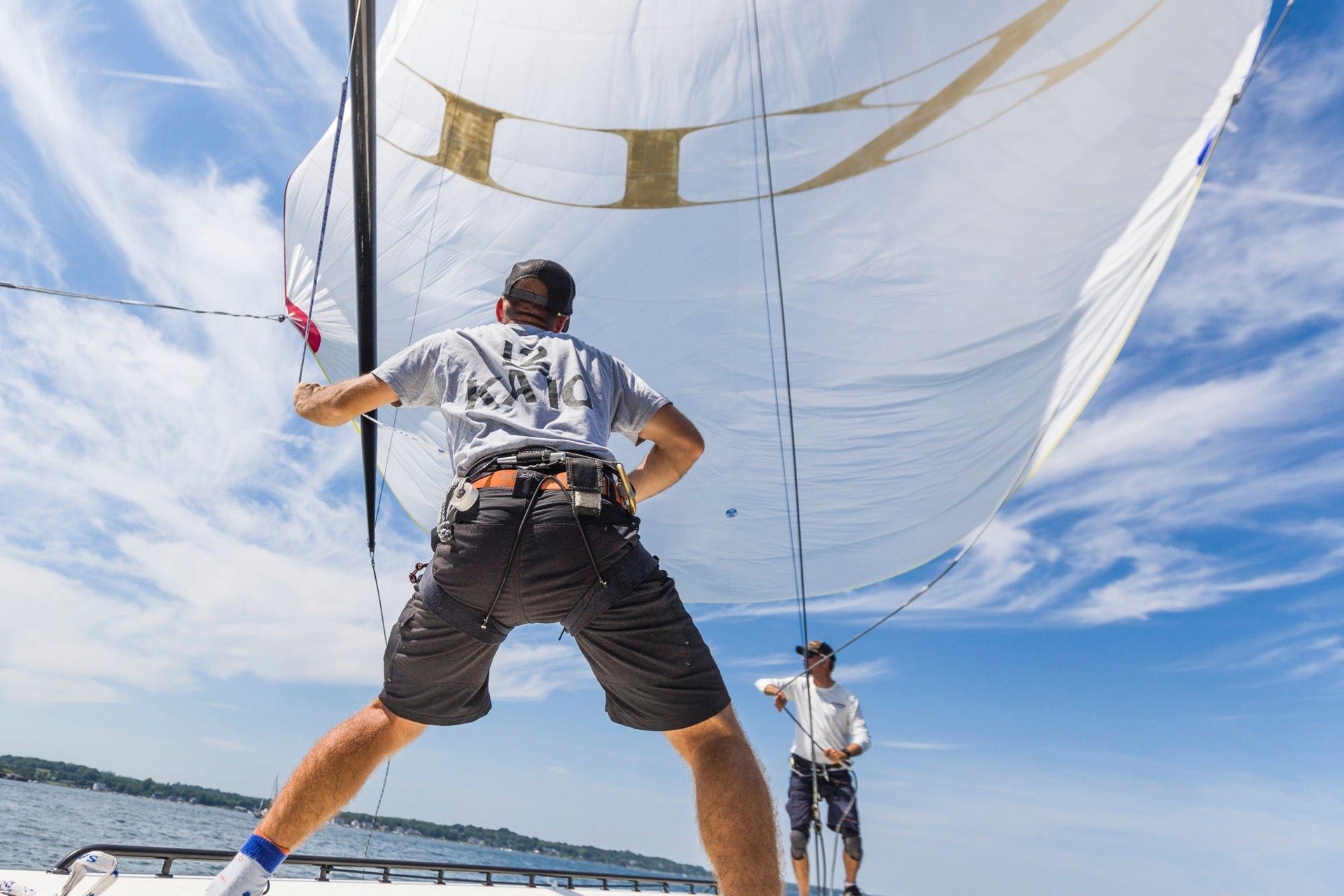 SETTING THE SPINNAKER