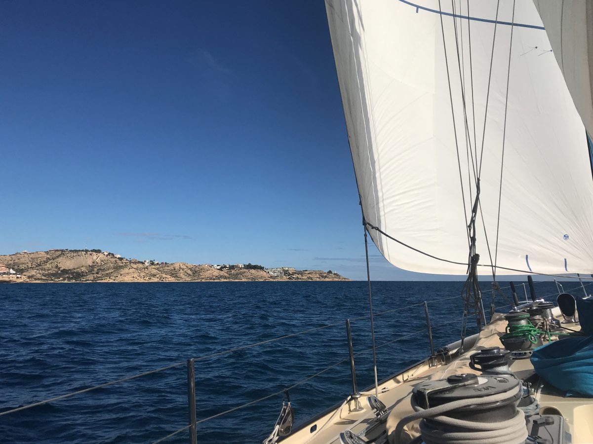 DE FLYER VOER AL 12.000 MIJL MET HAAR NORTH SAILS ZEILEN