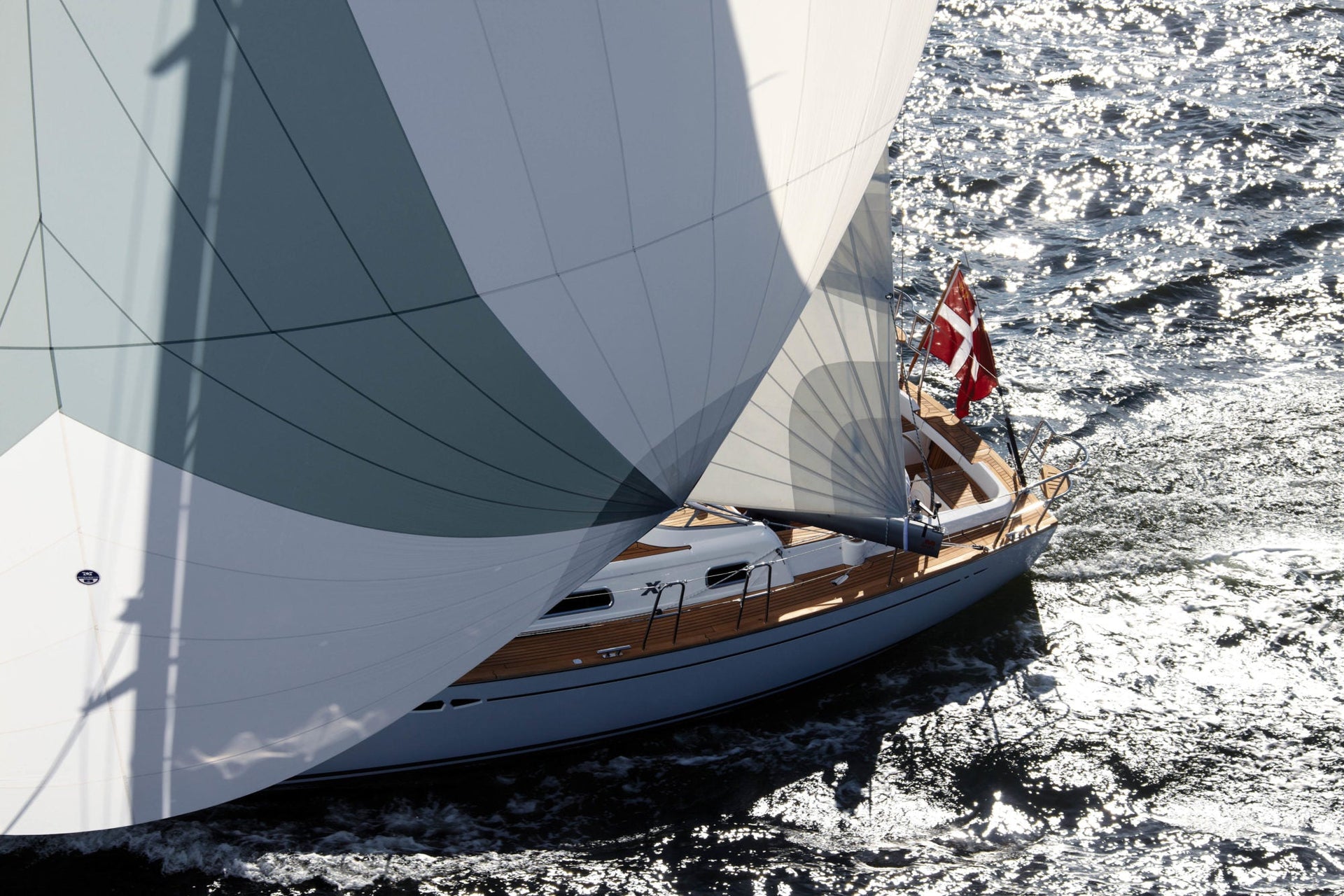 HOW TO HOIST AND DOUSE A GENNAKER OR SPINNAKER