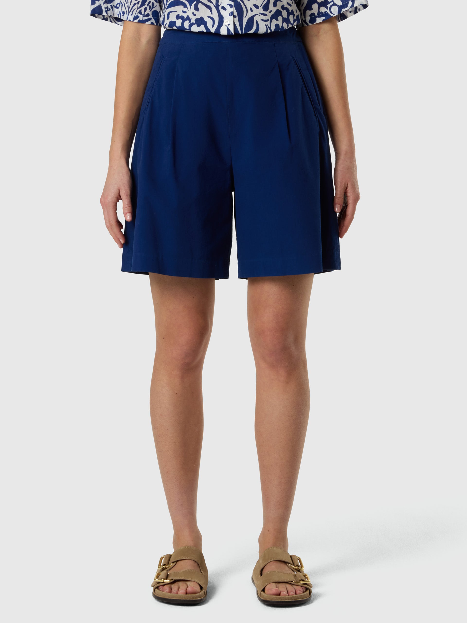 1 | Blue depths | wide-leg-chino-short-with-pleats-074800