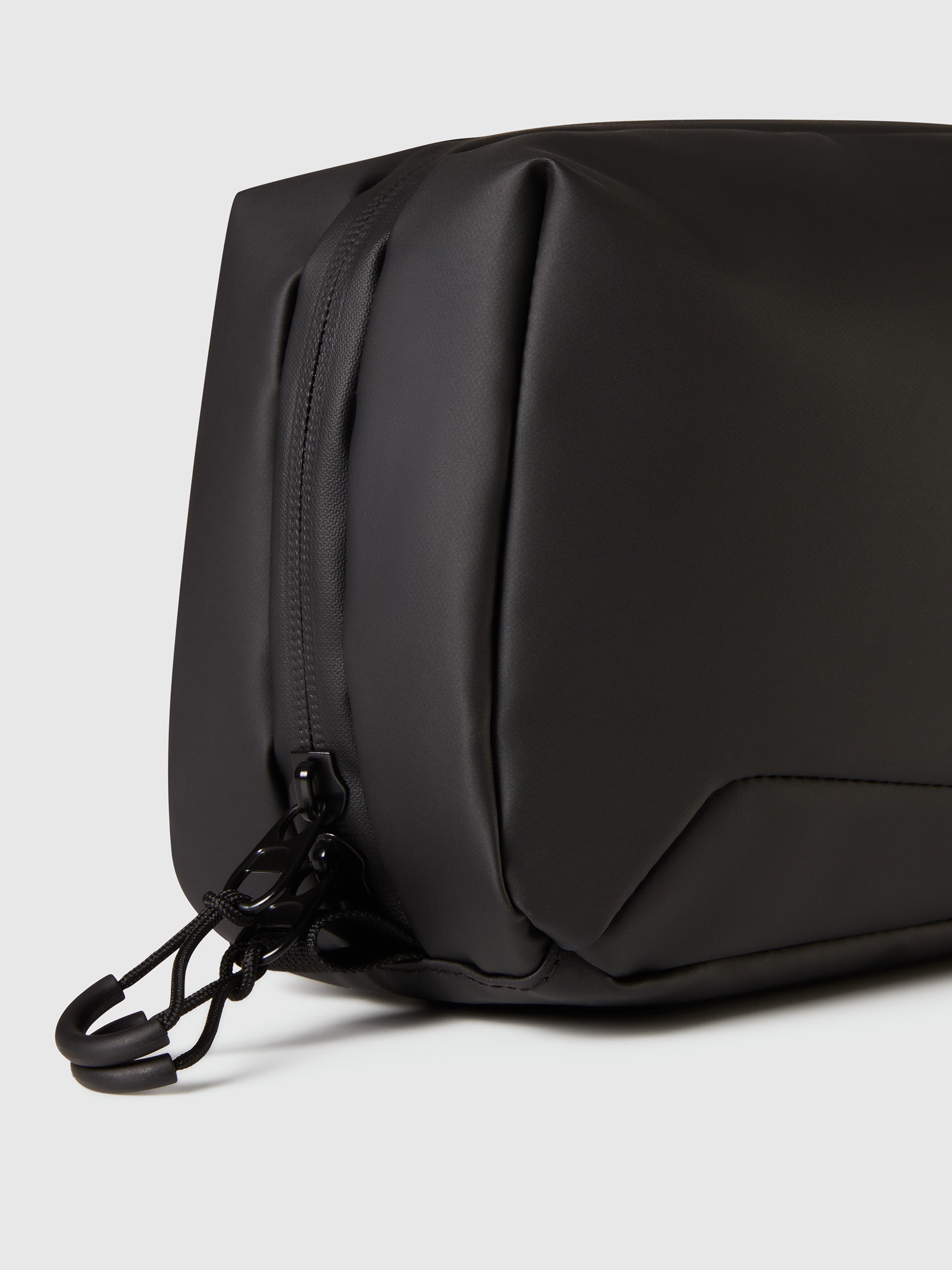 1 | Phantom | wash-bag-27l700