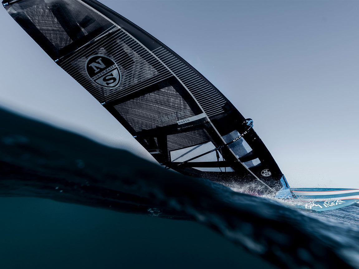 【ベルベルジン購入】 North Sails North Wave Clear 2025 Windsurf Sail – Surfpirates, 999,00 €
